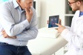 Arzt mit Patient bei Prostatabehandlung