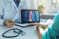 Arzt mit Patientin beim Präventsionsgespräch