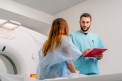 Arzt bespricht MRT-Ergebnisse mit Patientin